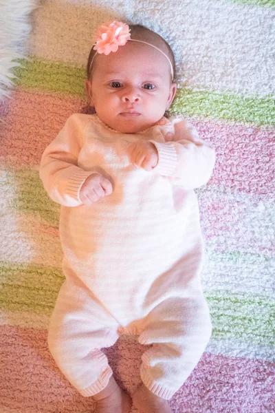 Visão Superior Menina Recém Nascida Cobertor Listra — Fotografia de Stock
