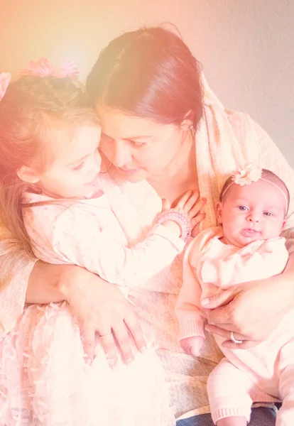 Mãe Com Duas Filhas Posando Para Estilo Vida Retrato Família — Fotografia de Stock