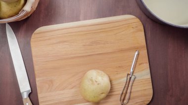 Adım adım. Kremalı patates püresi için Yukon Altın patates soyarken oldu.