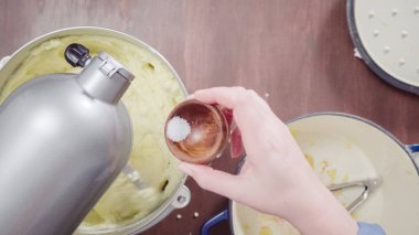 Adım adım. Amerikan tarzı kremalı patates püresi ile Mutfak Mikser hazırlanıyor..