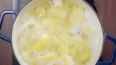Adım adım. Patates Flamanca fırında kremalı patates püresi için kaynar.