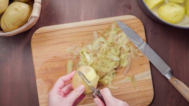 Adım adım. Kremalı patates püresi için Yukon Altın patates soyarken oldu.