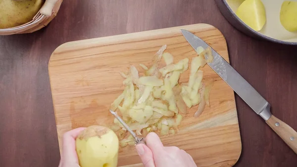 Schritt Für Schritt Yukon Goldkartoffeln Schälen Für Cremige Kartoffelpüree — Stockfoto