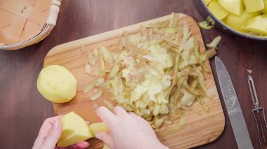 Adım adım. Kremalı patates püresi için Yukon Altın patates soyarken oldu.