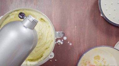Adım adım. Amerikan tarzı kremalı patates püresi ile Mutfak Mikser hazırlanıyor..