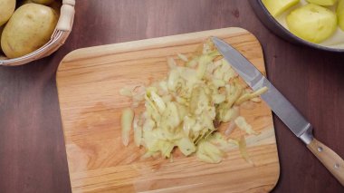 Adım adım. Kremalı patates püresi için Yukon Altın patates soyarken oldu.