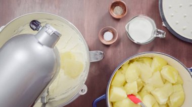 Adım adım. Amerikan tarzı kremalı patates püresi ile Mutfak Mikser hazırlanıyor..