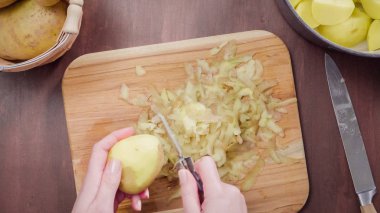 Adım adım. Kremalı patates püresi için Yukon Altın patates soyarken oldu.