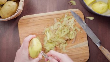 Adım adım. Kremalı patates püresi için Yukon Altın patates soyarken oldu.
