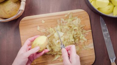 Adım adım. Kremalı patates püresi için Yukon Altın patates soyarken oldu.