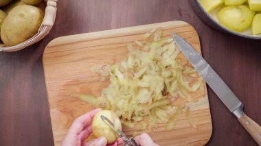 Adım adım. Kremalı patates püresi için Yukon Altın patates soyarken oldu.