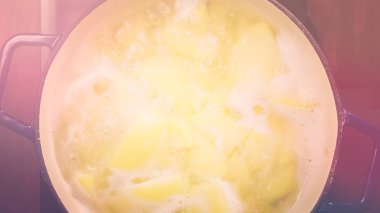 Adım adım. Patates Flamanca fırında kremalı patates püresi için kaynar.