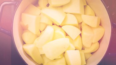 Adım adım. Patates Flamanca fırında kremalı patates püresi için kaynar.
