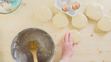 Adım adım. Pişirme tatil sezonu için şeker kurabiye hamuru hazırlama.