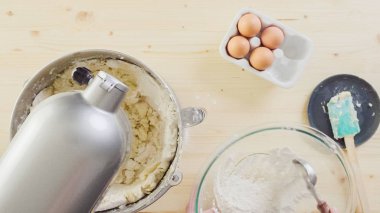 Adım adım. Pişirme tatil sezonu için şeker kurabiye hamuru hazırlama.