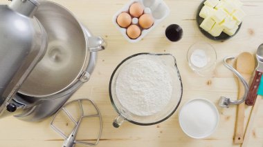 Adım adım. Pişirme tatil sezonu için şeker kurabiye hamuru hazırlama.