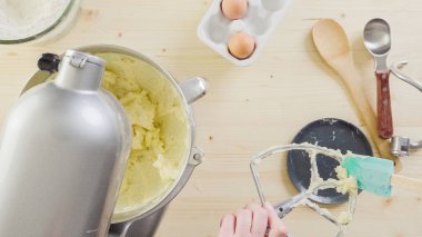 Adım adım. Pişirme tatil sezonu için şeker kurabiye hamuru hazırlama.