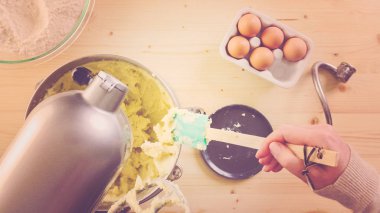 Adım adım. Pişirme tatil sezonu için şeker kurabiye hamuru hazırlama.