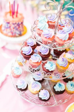 Parti tatlı ve pasta tablo küçük kız doğum günü partisinde.