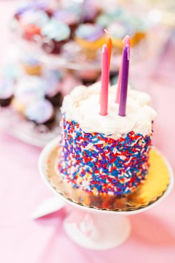 Parti tatlı ve pasta tablo küçük kız doğum günü partisinde.