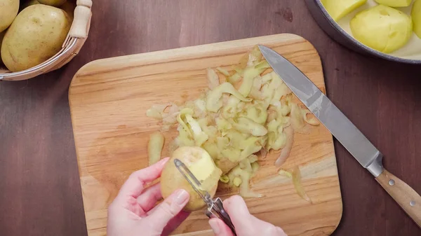 Step Step Peeling Yukon Gold Potatoes Creamy Mashed Potatoes — Stock Photo, Image