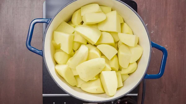 Steg För Steg Kokande Potatis För Krämig Potatismos Nederländska Ugnen — Stockfoto