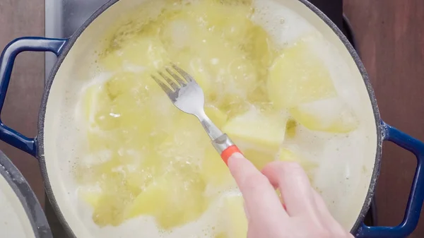 Schritt Für Schritt Siedekartoffeln Für Cremige Kartoffelpüree Holländischen Ofen — Stockfoto