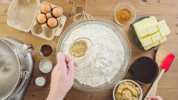 Hacer galletas de jengibre —  Fotos de Stock