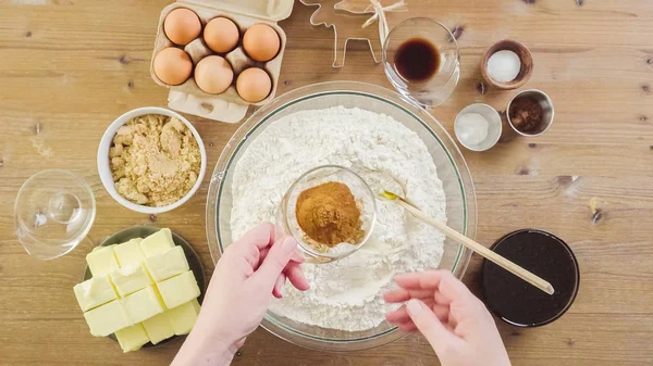 Hacer galletas de jengibre —  Fotos de Stock