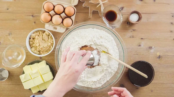 Hacer galletas de jengibre —  Fotos de Stock