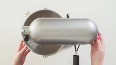 Pişirme için elektrik gümüş yemek karıştırıcı kurma.