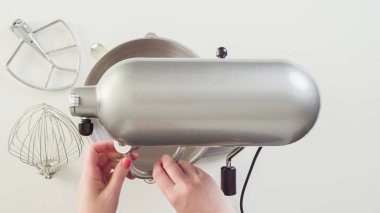 Pişirme için elektrik gümüş yemek karıştırıcı kurma.