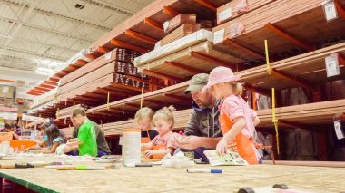 Denver, Colorado, ABD-Kasım 4, 2017 - bina atölye yerel Home Depot Store çocuklar..