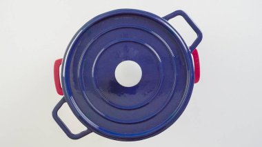 Hollandalı fırın beyaz bir arka plan üzerinde yeni emaye dökme demir kaplı.