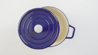 Hollandalı fırın beyaz bir arka plan üzerinde yeni emaye dökme demir kaplı.