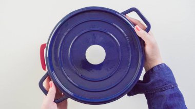 Hollandalı fırın beyaz bir arka plan üzerinde yeni emaye dökme demir kaplı.