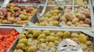 Turşu sebze bar grociery mağazasında.