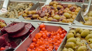 Turşu sebze bar grociery mağazasında.