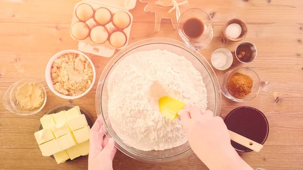 Maken van peperkoek cookies — Stockfoto