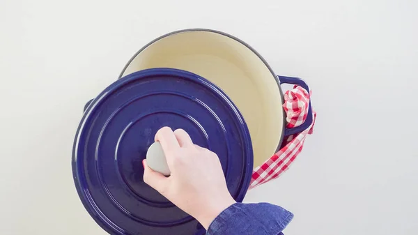 Nuevo Horno Holandés Esmaltado Cubierto Hierro Fundido Sobre Fondo Blanco — Foto de Stock