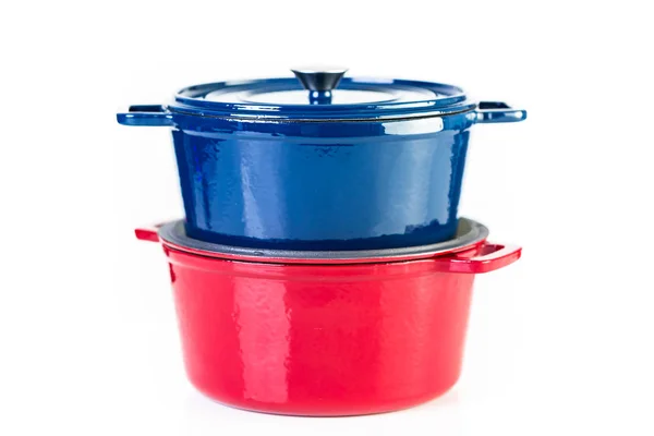 Hornos Holandeses Cubiertos Hierro Fundido Esmaltado Rojo Azul Sobre Fondo — Foto de Stock