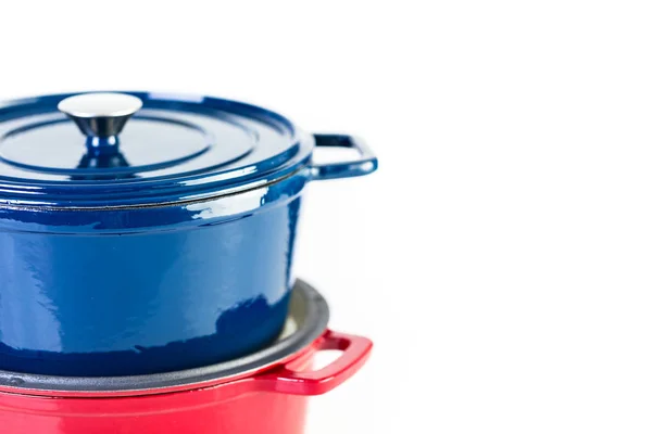 Rode Blauwe Geëmailleerde Gietijzeren Bedekt Dutch Ovens Een Witte Achtergrond — Stockfoto