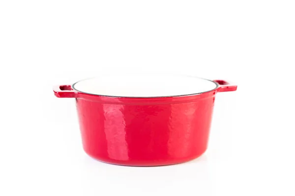 红色搪瓷铸铁覆盖在白色背景的荷兰烤箱 — 图库照片
