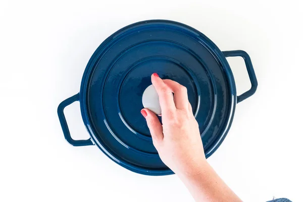 蓝色搪瓷铸铁覆盖在白色背景下的荷兰烤箱 — 图库照片