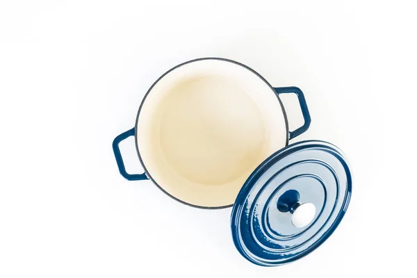 蓝色搪瓷铸铁覆盖在白色背景下的荷兰烤箱 — 图库照片