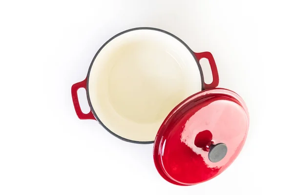 红色搪瓷铸铁覆盖在白色背景的荷兰烤箱 — 图库照片