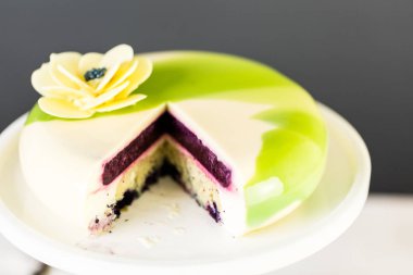 Mousse Kek ayna sır ile