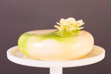 Mousse Kek ayna sır ile