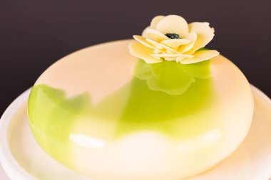 Mousse Kek ayna sır ile