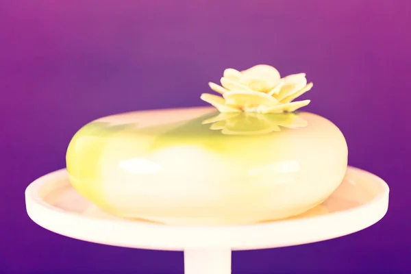 Торт из мусса с зеркальной глазурью — стоковое фото